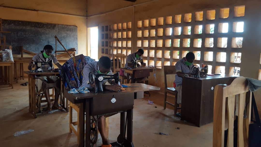 Gemeinsam stark: Maskenproduktion in Assomé während der Covid-Pandemie